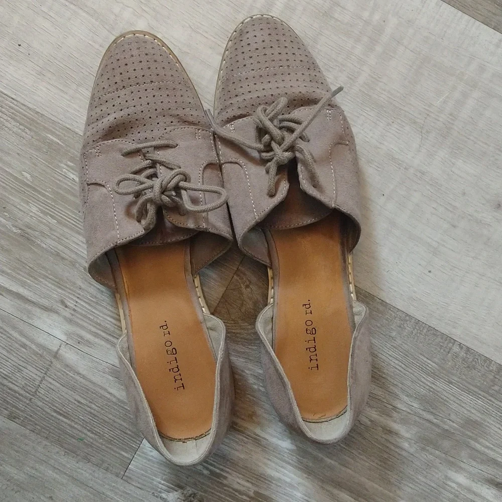 Indigo Rd light brown tan cutout flats size 7